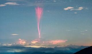 摄影师拍到红色闪电